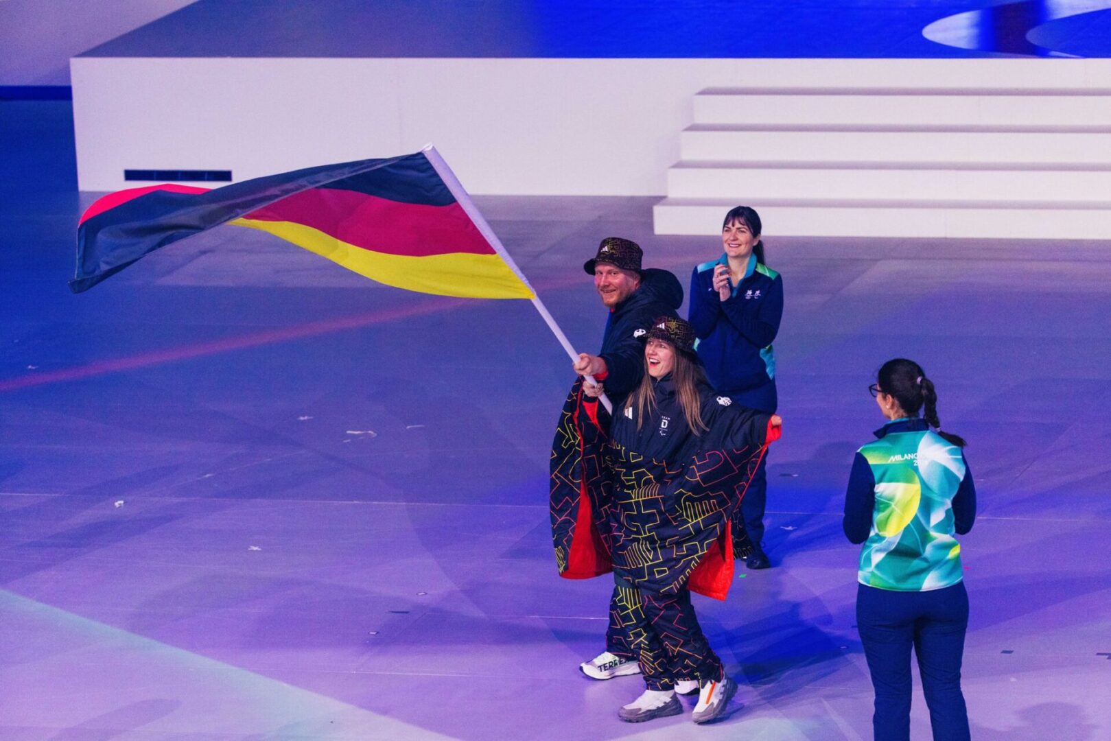 Die deutschen Fahnenträger Christoph Schmiedt und Andrea Rothfuss.
